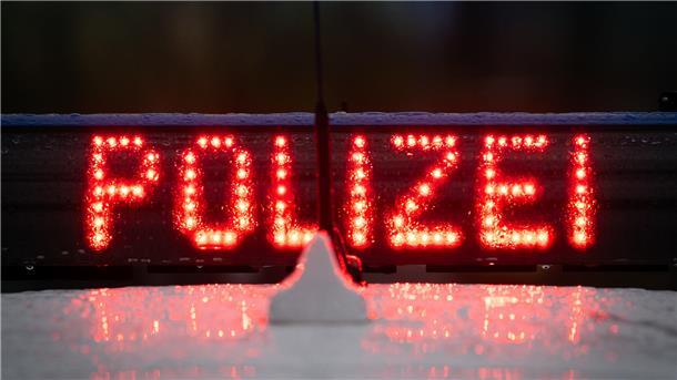 Blinklicht mit der Aufschrift "Polizei"