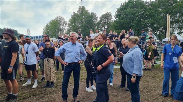 Hurricane-Liveticker: Ein Wahnsinns-Festival geht zu Ende Der Polizeipräsident der Polizeidirektion Lüneburg, Thomas Ring, besucht die Einsatzkräfte auf dem Hurricane.