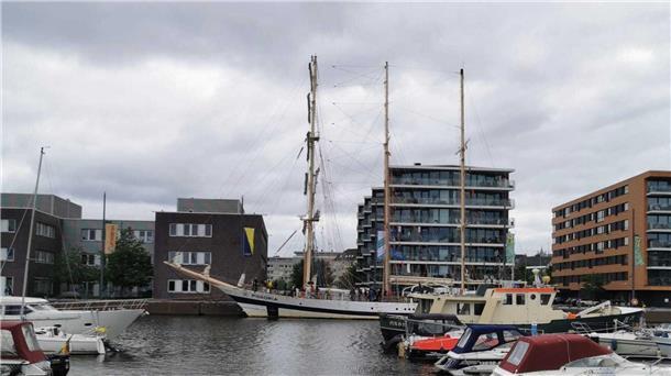 Schnelles Segelschiff sagt kurz mal „Dobry dzien“ in Bremerhaven Der polnische Segler „Pogoria“ hat am Neuen Hafen festgemacht.