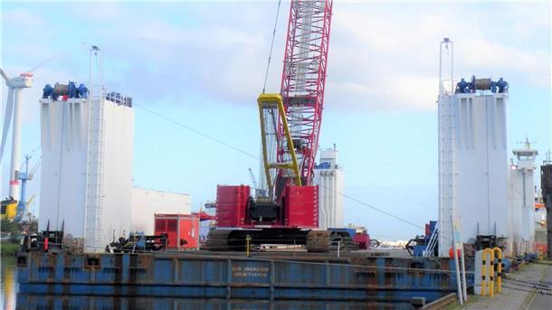 Der Ponton „BHV Innovation“ vor der Abfahrt Richtung Elbmündung.