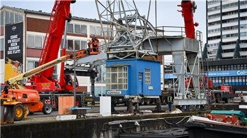 Der Kran am Alten Hafen in Bremerhaven wird demontiert.