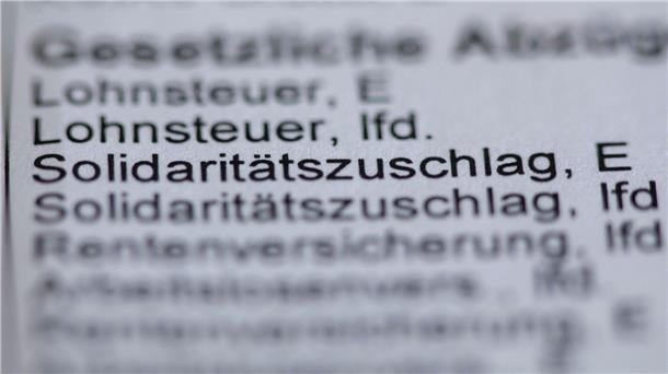 Soli endet womöglich vor dem Bundesverfassungsgericht Der Posten Solidaritätszuschlag ist auf einer Lohnabrechnung zu sehen.