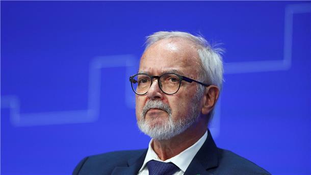 Investitionsbank-Chef: Ukraine kann wirtschaftlich mithalten Der Präsident der Europäischen Investitionsbank Werner Hoyer nimmt an der Ukraine Recovery Conference teil.