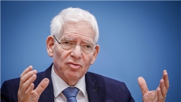 Der Präsident des Zentralrats der Juden, Josef Schuster, berichtet, dass seit dem 7. Oktober weniger jüdische Menschen in Deutschland Gottesdienste besuchen würden.