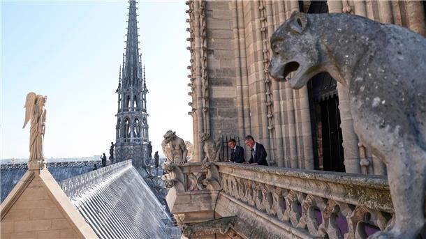Paris endlich wieder von oben sehen Der Präsident von Frankreich schaut sich den neu eröffneten Kirchturm an.