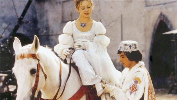 Der Prinz (Pavel Trávnícek) passt Aschenbrödel (Libuse Safránková) den verlorenen Schuh an.