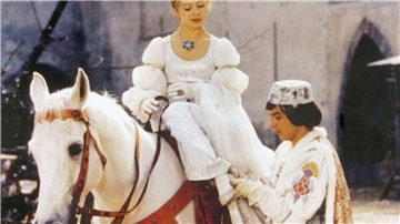 Der Prinz (Pavel Trávnícek) passt Aschenbrödel (Libuse Safránková) den verlorenen Schuh an. (Filmszene)