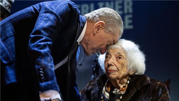 Solidaritätsabend mit Levit und den Toten Hosen Der Publizist Michel Friedman und die Holocaust-Überlebende Margot Friedländer auf der Bühne in Berlin.
