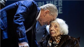 Der Publizist Michel Friedman und die Holocaust-Überlebende Margot Friedländer auf der Bühne in Berlin.