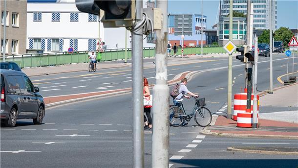 Der Radfahrstreifen über die Kennedybrücke bleibt wie die Ampelanlage an der Borriesstraße vorerst ein Provisorium. 