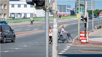 Der Radfahrstreifen über die Kennedybrücke bleibt wie die Ampelanlage an der Borriesstraße vorerst ein Provisorium. 