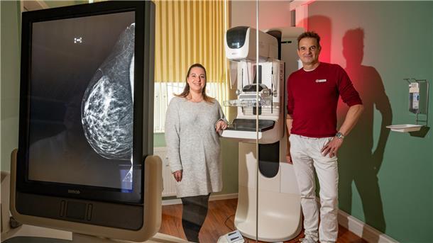 Dr. Martin Becker und Screening-Organisatorin Sabrina Cordeiro an einem Mammografie-Gerät