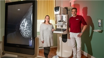 Dr. Martin Becker und Screening-Organisatorin Sabrina Cordeiro an einem Mammografie-Gerät