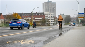 Kennedybrücke in Bremerhaven, Blick auf den Radweg.