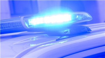 Ein Blaulicht leuchtet auf einem Einsatzfahrzeug der Polizei.