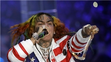 Der Rapper 6ix9ine ist von einer Gruppe von Männern verprügelt worden.