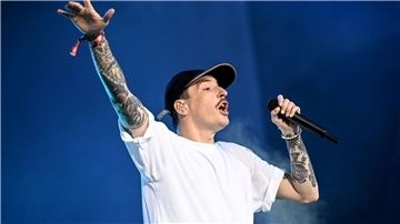 Der Rapper Casper (Benjamin Griffey) hat ein neues Album angekündigt. Das Album „nur Liebe, immer“ soll am 24. November erscheinen.