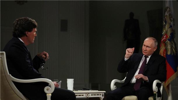 Der rechte US-Talkmaster Tucker Carlson (l) führte ein Interview mit Russlands Präsidenten Wladimir Putin.