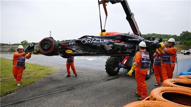 Sky-Experte Schumacher fordert Red Bull zum Handeln auf Der Red Bull von Sergo Pérez - demoliert und am Abschlepphaken.