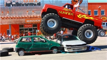 Der Red Hunter aus der Monstertruck-Show 2020. Spektakel wie diese wird es auch am Mittwoch auf dem Wilhelm-Kaisen-Platz geben.