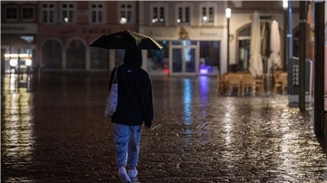 Der Regenschirm darf im Süden in den kommenden Tagen nicht fehlen. 