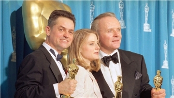 Der Regisseur Jonathan Demme (l-r), die Schauspielerin Jody Foster und der Schauspieler Anthony Hopkins bei der Oscarverleihung 1992.