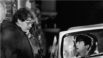 Der Regisseur Robert Zemeckis (l) spricht mit Michael J. Fox (r) am Set des Films „Zurück in die Zukunft“.