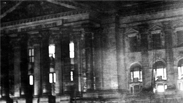 Der Reichstag in Flammen. Ob die Nazis daran mitgewirkt haben oder nicht, in die Hände gespielt hat er ihnen in jedem Fall, sagen Historiker.