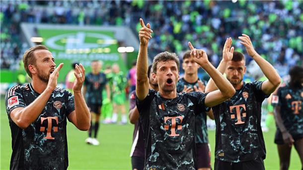 Müller vor Maier: Fan-Liebling hält jetzt Bayern-Rekord Der Rekord-Bundesliga-Spieler des FC Bayern: Thomas Müller feiert den 3:2-Sieg in Wolfsburg.
