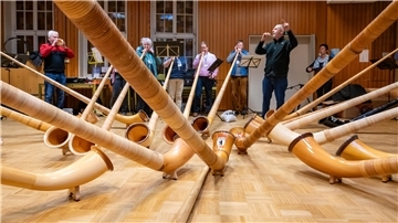 Der renommierte Experte Franz Schüssele aus dem Schwarzwald bringt Alphorn-Klänge in die Bremerhavener Kreuzkirche.