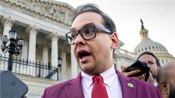 Schwindler muss gehen: Repräsentantenhaus wirft Santos raus Der republikanische Abgeordnete George Santos spricht zu Reportern vor dem Kapitol.