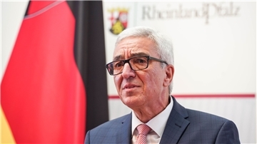 Der rheinland-pfälzische Innenminister Roger Lewentz gibt seinen Rücktritt bekannt.