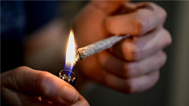 Lauterbach zuversichtlich vor Cannabis-Abstimmung Der Richterbund warnt vor einer Überlastung der Justiz infolge der Cannabis-Legalisierung.