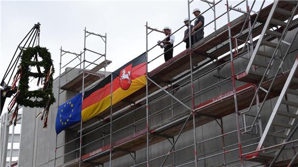Warum in Seedorf eine gigantische Hallenschießanlage für Soldaten entsteht Der Richtkranz hängt am Neubau der Hallenschießanlage auf dem Gelände der Fallschirmjäger-Kaserne Seedorf.