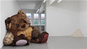 Der Riesen-Teddy, von Šejla Kameric gefertigt, hat in der Weserburg in Bremen neue Nachbarn gekommen. Doch so ganz glücklich scheint er mit der Veränderung nicht zu sein.