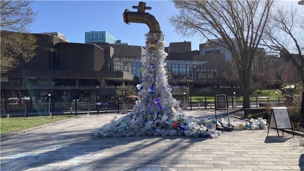 AWI-Forscherin kämpft für wissenschaftsbasiertes UN-Plastikabkommen Kunstwerk eines großen Wasserhahns aus dem Plastikmüll fließt vor einem Konferenzzentrum