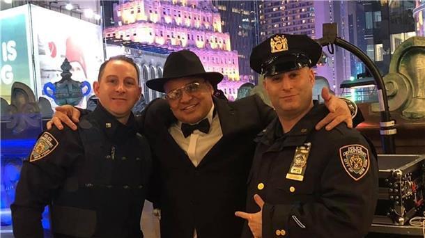 Der „Ritterschlag“: DJ Vlader (Mitte mit zwei New Yorker Polizisten) rockte die Silvesterparty 2019 auf dem Times Square.
