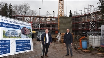 Der Rohbau für das Wohnungsbau-Projekt „Stadtgarten Wulsdorf“ wächst: Erdacht und vermarktet haben die Anlage an der Rohrstraße Guido Joost und Jörg Thaden. Alle 28 Luxuswohnungen sind bereits verkauft.