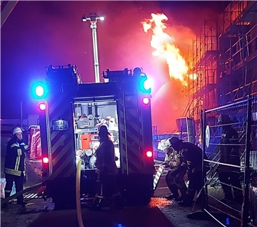 Der Rohbau steht beim Eintreffen der Feuerwehr lichterloh in Flammen.