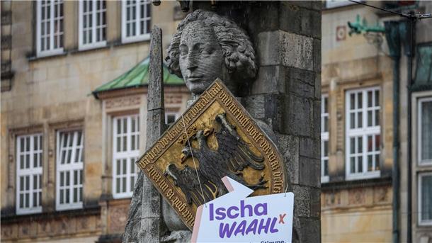 Land Bremen wählt am Sonntag neues Parlament Der Roland vor dem Bremer Rathaus „wirbt“ für die Teilnahme an der Bürgerschaftswahl am 14. Mai.