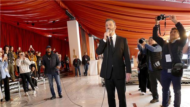 Preisregen für „Im Westen nichts Neues“ bei den Oscars? Der „Roll Out“ des roten Teppichs, der in diesem Jahr allerdings champagnerfarben ist, ist immer ein großes Spektakel. Mit dabei: Oscar-Moderator Jimmy Kimmel.