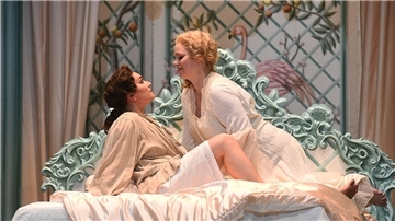 Die erste Szene der großen Richard-Strauss-Oper "Rosenkavalier" knistert am Stadttheater Bremerhaven vor Erotik: Der junge Octavian (Boshana Milkov) ist verliebt in die ältere, in ihrer Ehe frustrierte Feldmarschallin Werdenberg (Signe Heiberg),