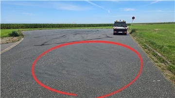 Ein roter Kreis auf einer Straße. Unbekannte Täter haben ein Hakenkreuz in den Asphalt gebrannt. Die Stadt hat es auf dem Foto unkenntlich gemacht. 