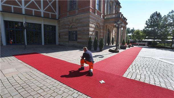 Neue Zeiten für die Bayreuther Festspiele Der rote Teppich vor dem Festspielhaus auf dem Grünen Hügel in Bayreuth.
