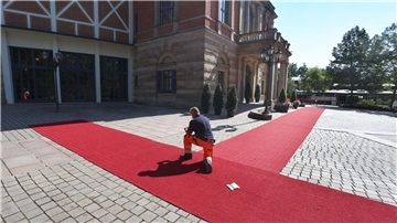 Der rote Teppich vor dem Festspielhaus auf dem Grünen Hügel in Bayreuth.