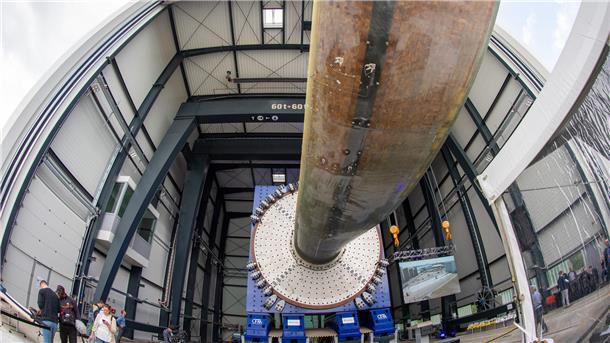 Der Rotorblatt-Prüfstand bei Fraunhofer IWES wird mit Besuch von Minister Robert Habeck eingeweiht.