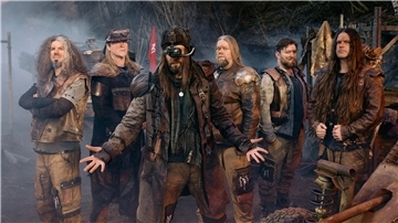 Die Metal-Band Mob Rules in Outfits wie aus einem "Mad Max"-Film