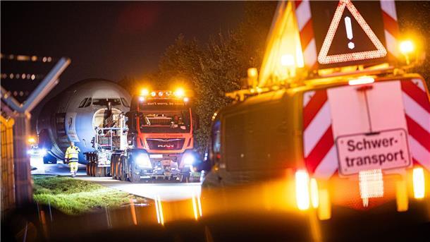 Bundeswehr-Airbus wird zum Serengeti-Park gefahren Der Rumpf des Airbus A310 wird über die Landstraße gezogen.