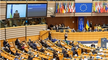 Der russische Angriffskrieg in der Ukraine ist natürlich Dauerthema im Europäischen Parlament. Wolodymyr Selenskyj, Präsident der Ukraine, ist während einer Plenarsitzung über die Invasion zugeschaltet. Er fordert unter anderem die schnelle Aufnahme in die Union.