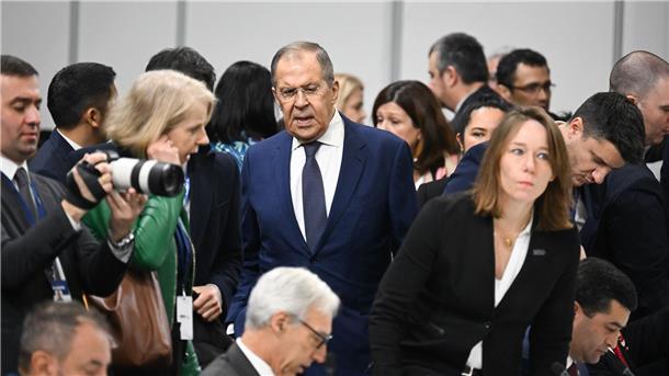 Baerbock: Lassen Zerstörung der OSZE durch Russland nicht zu Der russische Außenminister Sergej Lawrow (M) kommt zur Arbeitssitzung des 30. Ministerrats der Organisation für Sicherheit und Zusammenarbeit in Europa (OSZE).